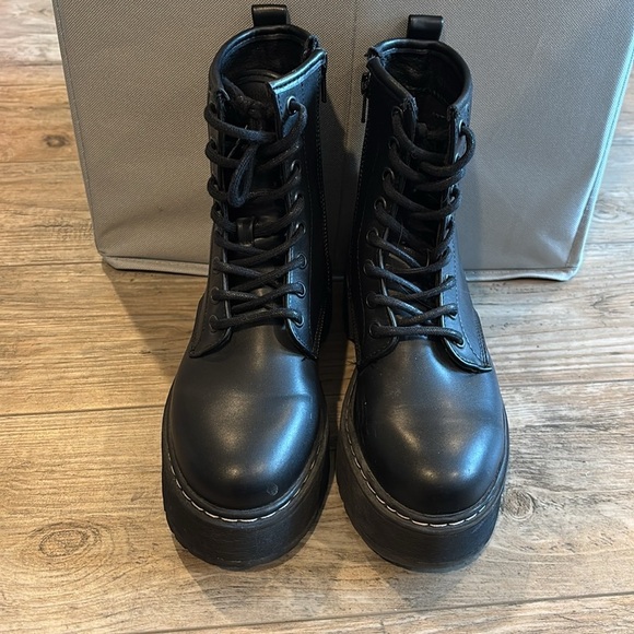 Steve Madden Black Lace-Up Ankle Boots Size 6 - Picture 2 of 7